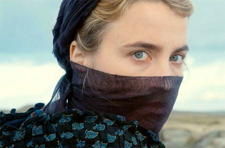 Porträt einer jungen Frau in Flammen